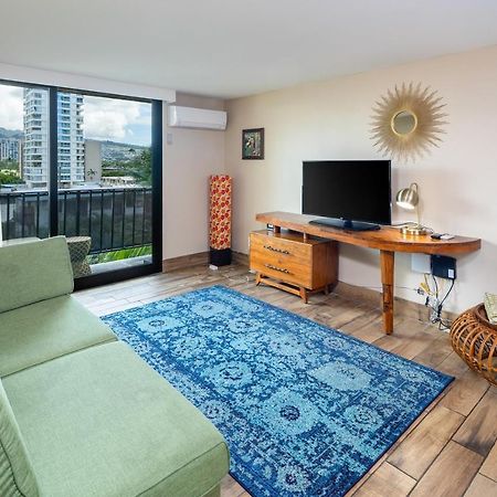 Gorgeous One Bedroom Bamboo Blocks From The Beach Гонолулу Экстерьер фото