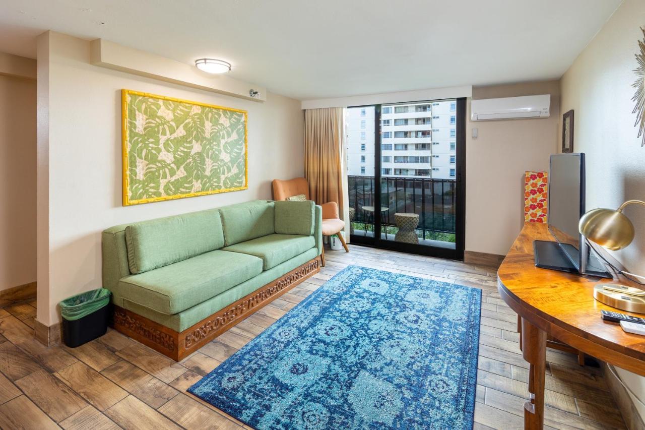 Gorgeous One Bedroom Bamboo Blocks From The Beach Гонолулу Экстерьер фото