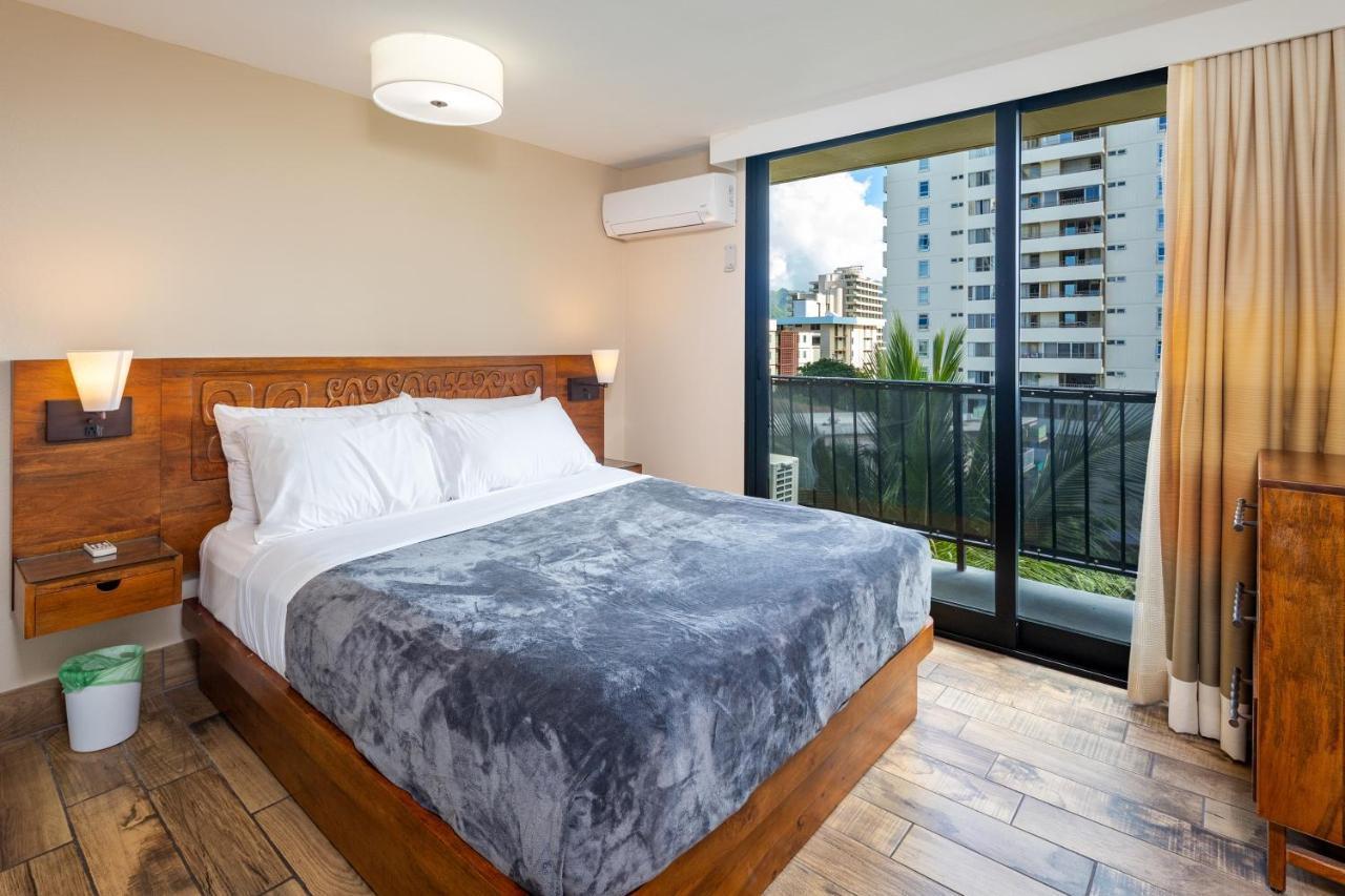 Gorgeous One Bedroom Bamboo Blocks From The Beach Гонолулу Экстерьер фото