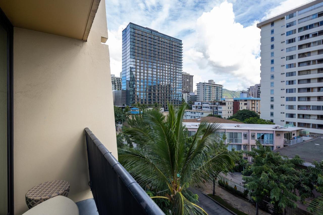 Gorgeous One Bedroom Bamboo Blocks From The Beach Гонолулу Экстерьер фото