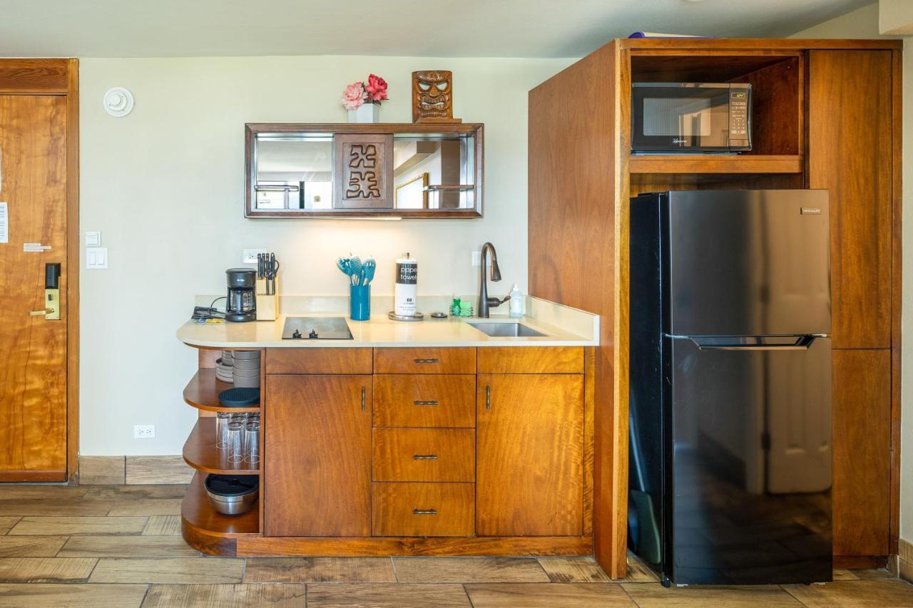 Gorgeous One Bedroom Bamboo Blocks From The Beach Гонолулу Экстерьер фото