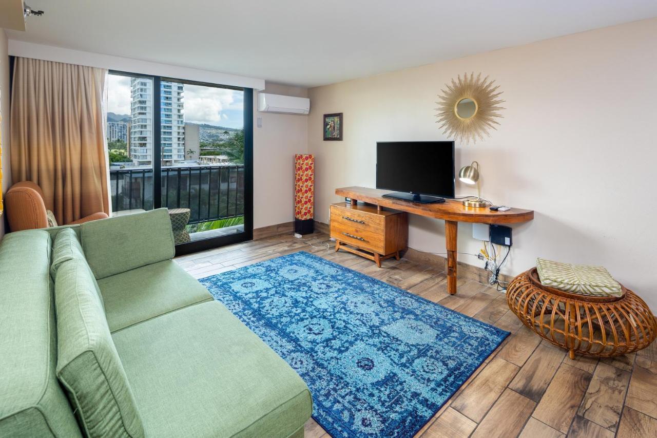 Gorgeous One Bedroom Bamboo Blocks From The Beach Гонолулу Экстерьер фото