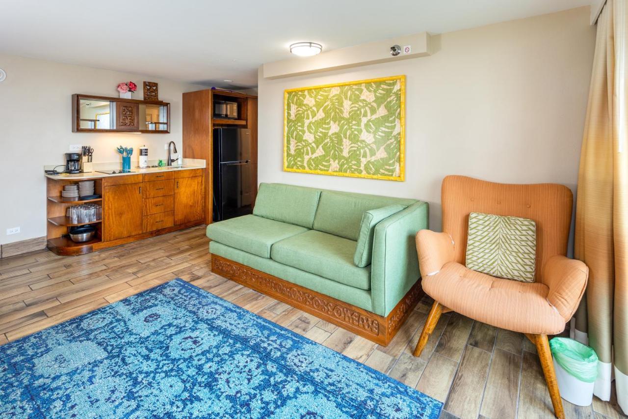 Gorgeous One Bedroom Bamboo Blocks From The Beach Гонолулу Экстерьер фото