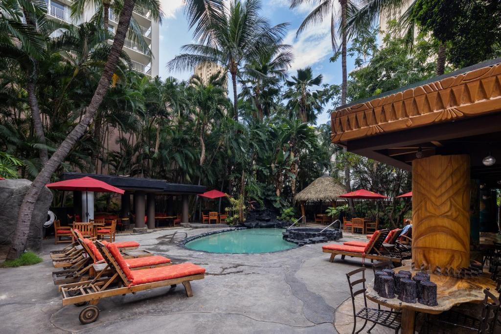 Gorgeous One Bedroom Bamboo Blocks From The Beach Гонолулу Экстерьер фото