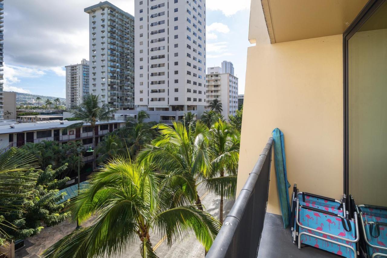 Gorgeous One Bedroom Bamboo Blocks From The Beach Гонолулу Экстерьер фото