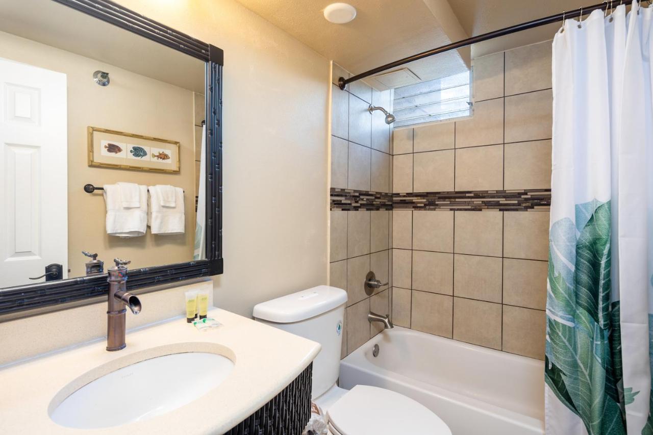 Gorgeous One Bedroom Bamboo Blocks From The Beach Гонолулу Экстерьер фото