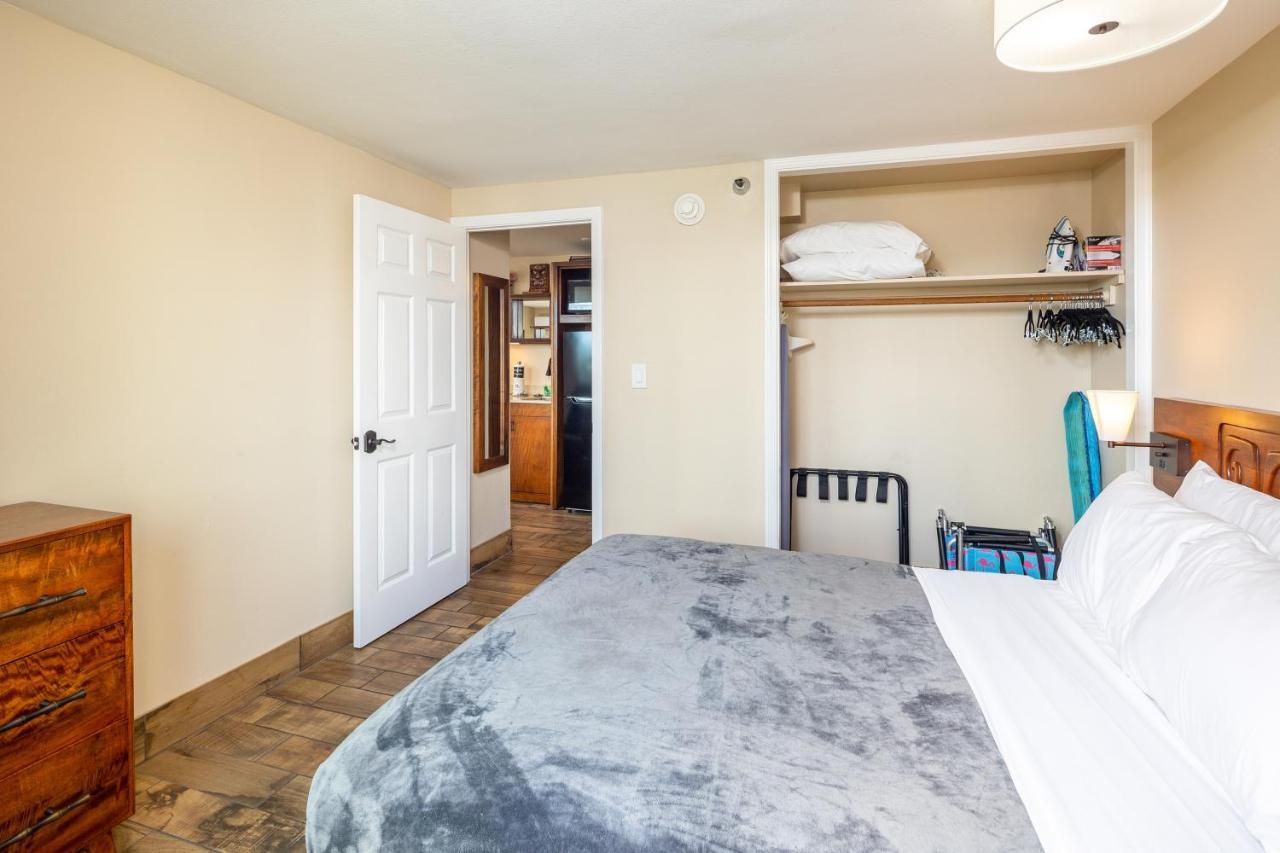 Gorgeous One Bedroom Bamboo Blocks From The Beach Гонолулу Экстерьер фото
