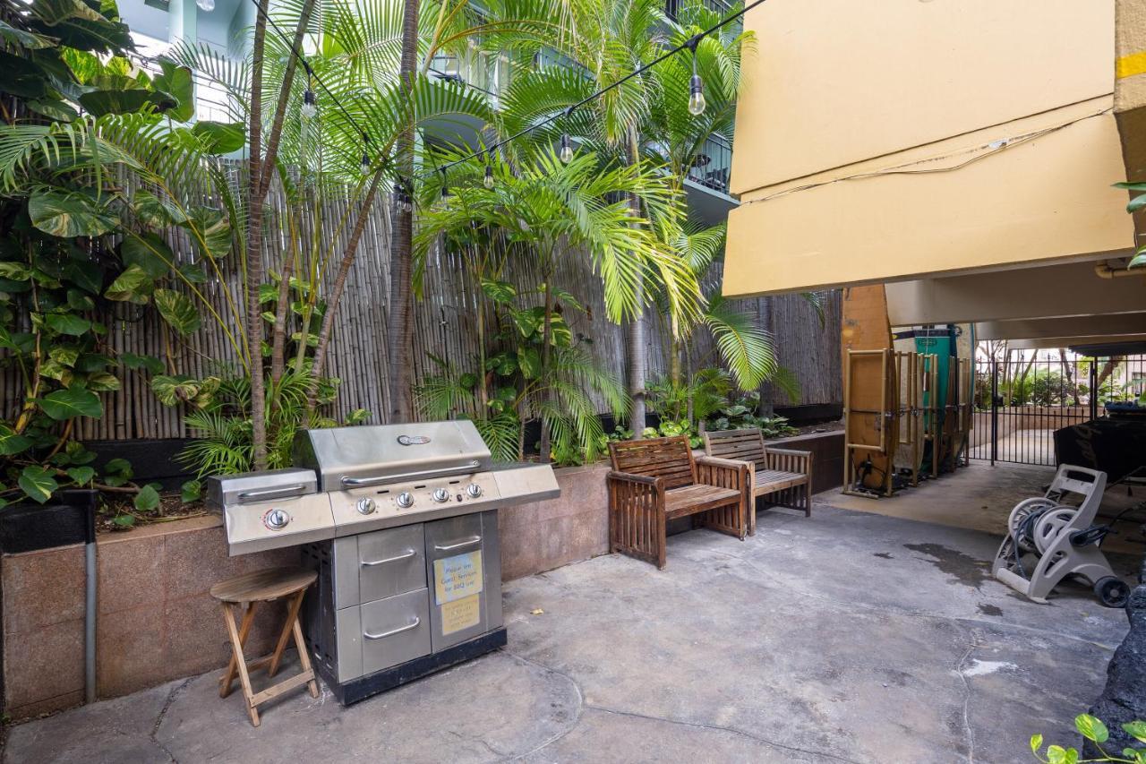 Gorgeous One Bedroom Bamboo Blocks From The Beach Гонолулу Экстерьер фото