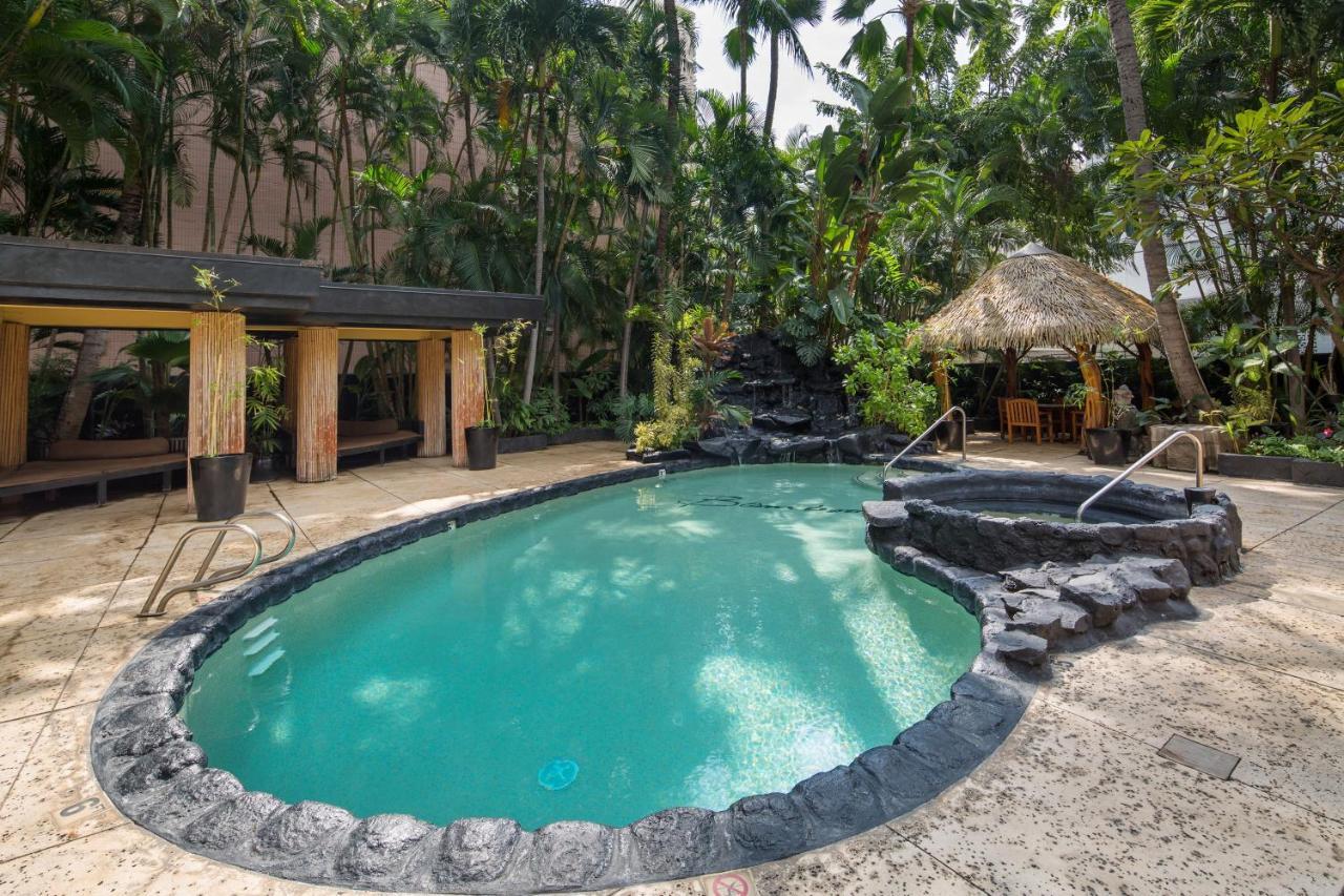 Gorgeous One Bedroom Bamboo Blocks From The Beach Гонолулу Экстерьер фото