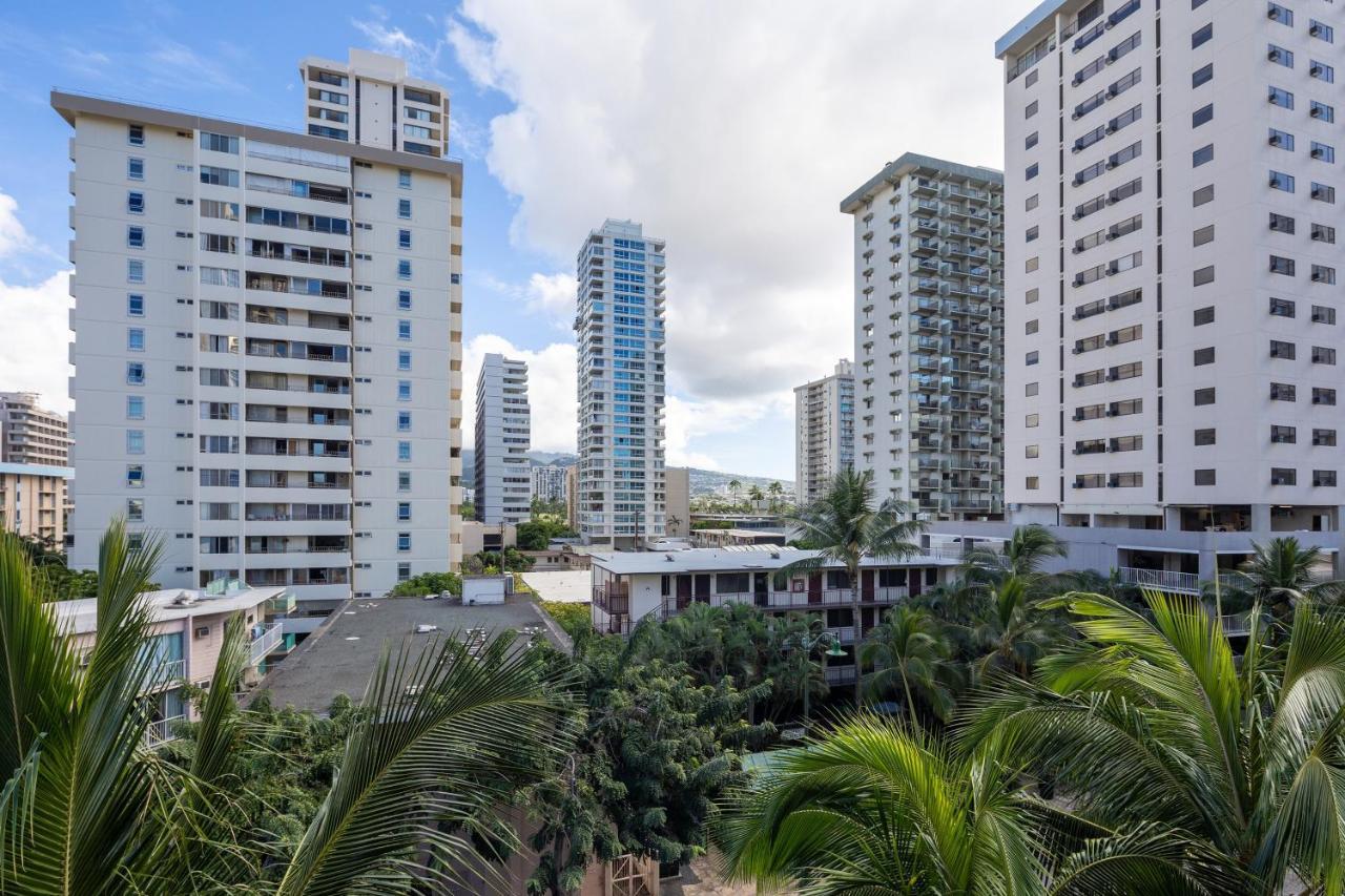 Gorgeous One Bedroom Bamboo Blocks From The Beach Гонолулу Экстерьер фото